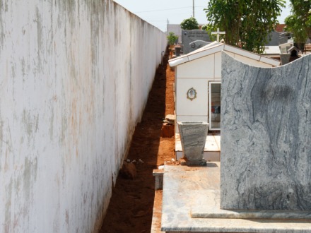 Cemitério de Paranaíba recebe limpeza e manutenção para o Dia de Finados