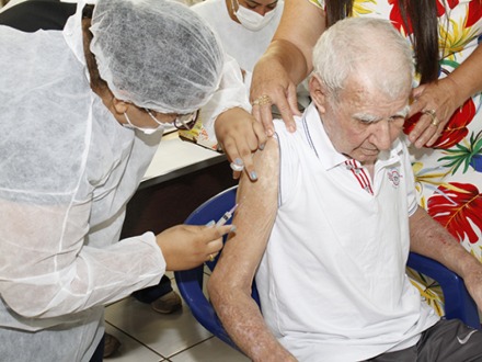 Saúde vacina 49 idosos contra a Covida-19 no Lar “Santo Agostinho”