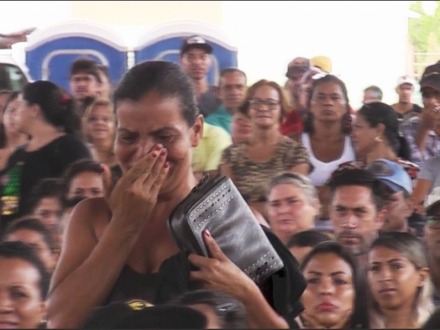 Lágrimas e emoção marcam sorteio de 100 casas 