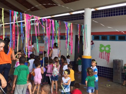 Crian�as brincam e dan�am marchinhas de Carnaval