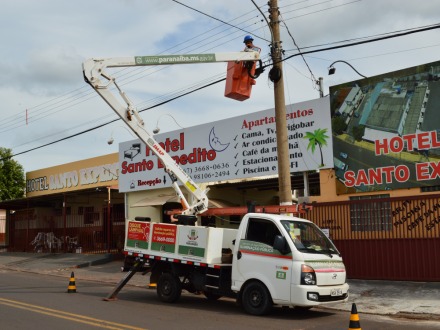 Avenida Ant�nio Garcia de Freitas recebe manuten��o na rede de ilumina��o 