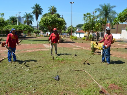Prefeitura realiza limpeza na Pra�a da Paz