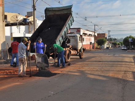 Rua Cassil�ndia recebe servi�os de tapa-buraco 