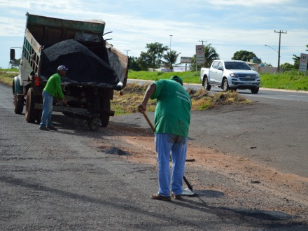 Prefeitura realiza opera��o tapa-buracos nas margens da BR-158 