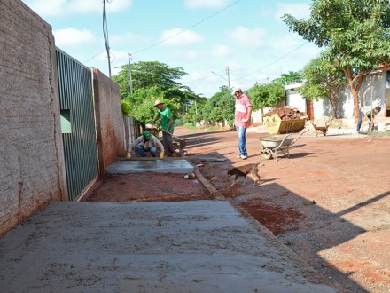 Parceria entre morador e Prefeitura possibilita constru��o de cal�adas