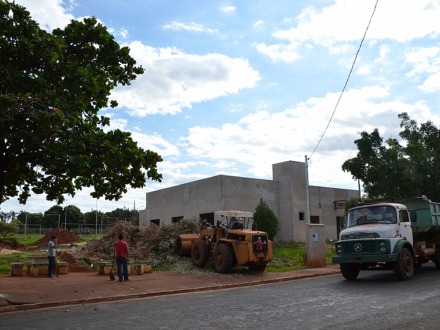 Pra�a recebe limpeza no Santa L�cia