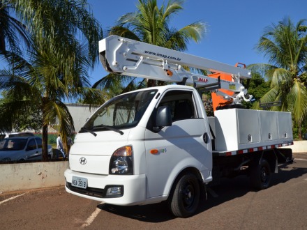 Com recursos pr�prios, Prefeitura adquire novo caminh�o para ilumina��o