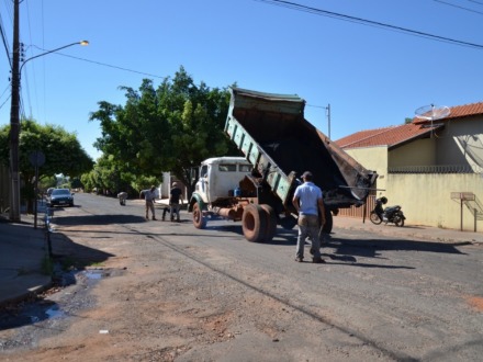 Rua Capit�o Altino recebe servi�o de tapa-buracos