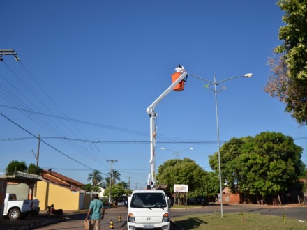 Reparos na ilumina��o s�o realizados na Avenida Augusto Corr�a da Costa