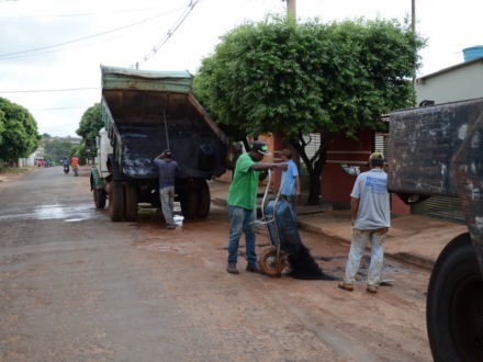 Prefeitura realiza opera��o tapa-buracos no Santo Antonio