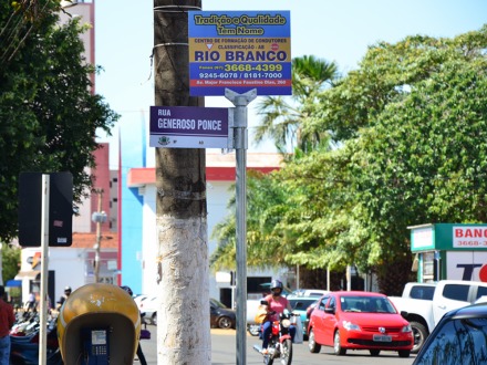 Prefeitura finaliza instala��o de placas de identifica��o das ruas 