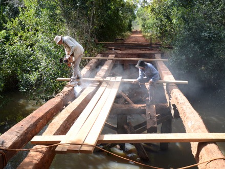 Tem in�cio reforma da ponte sobre o 'C�rrego Barreiro'