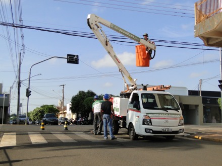 Centro da cidade recebe manuten��o na rede de ilumina��o