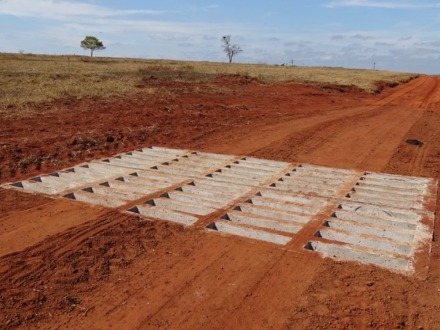 Prefeitura instala mata-burros de concreto na Regi�o das Pedras