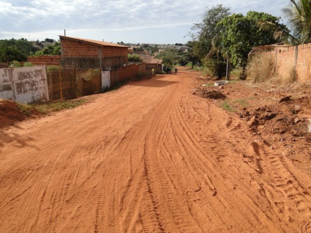 Avenida Manoel Salusitano da Rocha, no bairro Daniel ll, recebe servi�o de patrolamento e cascalhamento 