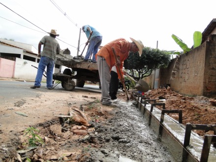Prefeitura realiza constru��o de meio-fio no Bairro de Lourdes 
