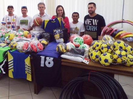 Material esportivo chega �s escolas  e professores de Educa��o Fisica