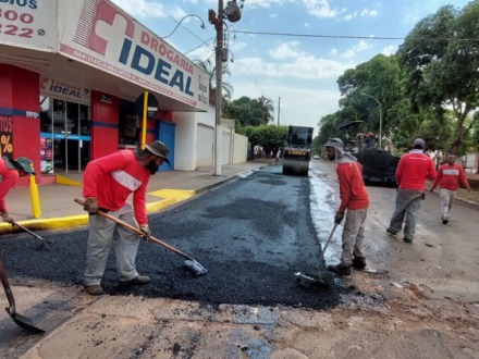 Avenida Durval Rodrigues Lopes recebe recapeamento