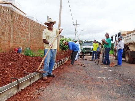 Prefeitura constr�i meio-fio no Residencial Buritis
