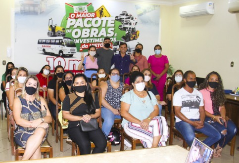 Prefeito d&aacute; posse para 34 aprovados no &uacute;ltimo concurso