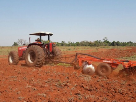  Prefeitura realiza gradea��o e curva de n�vel na Est�ncia S�o Sebasti�o