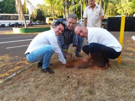 Prefeitura comemora dia da �rvore com plantio de Ip�s 