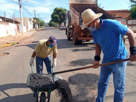 Operação tapa buracos atende diversos bairros de Paranaíba
