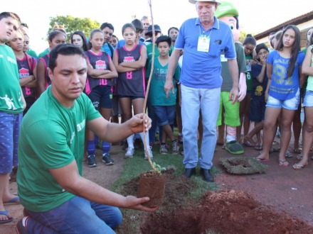 Delega��es de 23 munic�pios plantam o Bosque dos Atletas