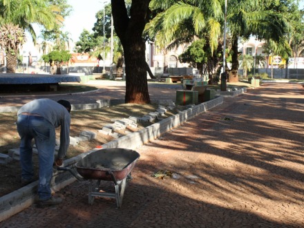 Prefeitura iniciou reforma e revitalização da Praça da República