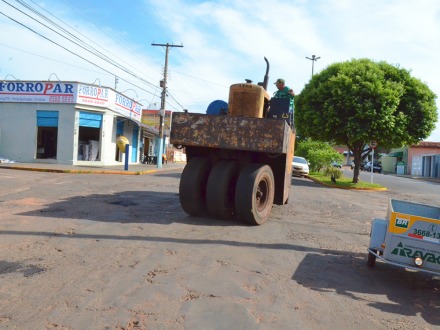 Avenida Tr�s Lagoas recebe manuten��o asf�ltica