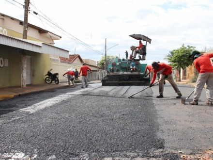 Parte da Rua Bruno Mariano de Farias recebe recape em Paranaíba