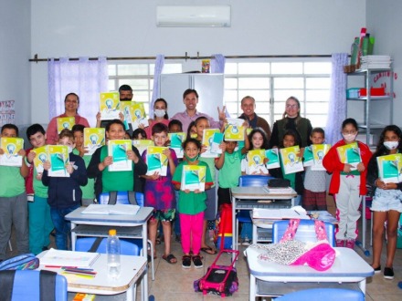 SEMED faz entrega de apostilas do Sistema Aprende Brasil