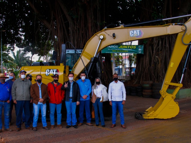 Administração Municipal adquire escavadeira hidráulica nova