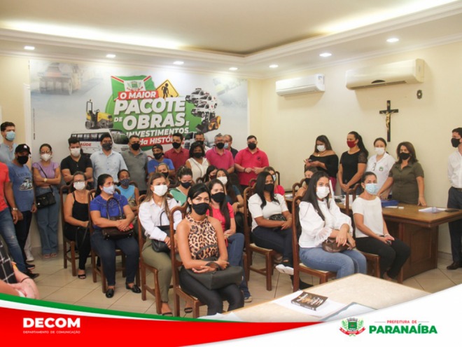 Prefeito de Paranaíba dá posse para novos concursados