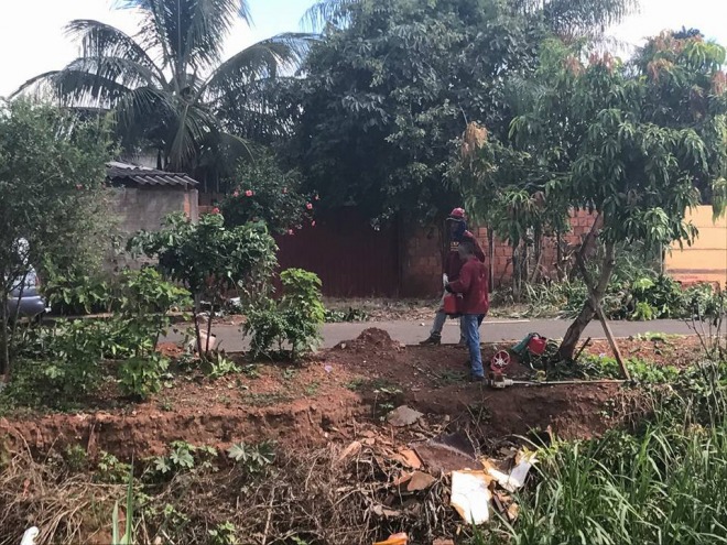 Limpeza do c�rrego Fazendinha