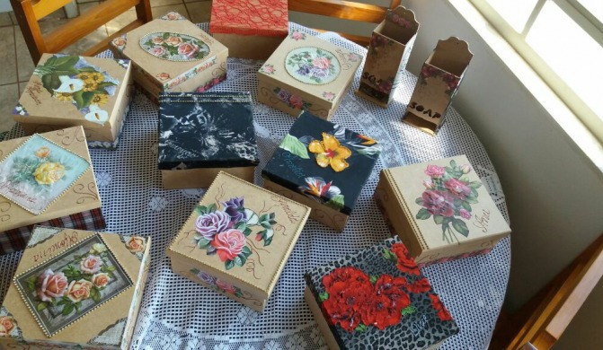 Idosos do CRAS realizam trabalho artesanal Idosos do CRAS realizam trabalho artesanal