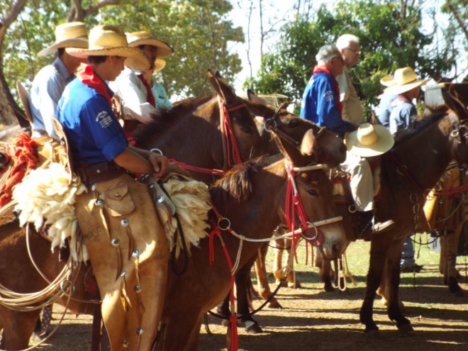 Cavalgada parte em dire��o a Inoc�ncia