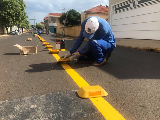 Prefeitura instala novas sinalizações em rua central Prefeitura instala novas sinalizações em rua central