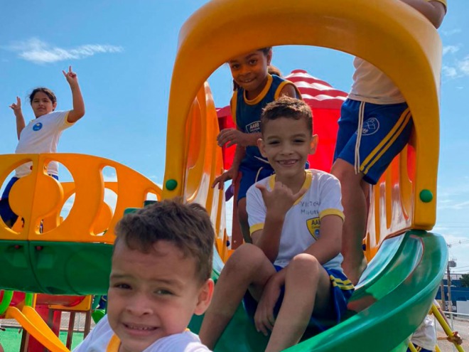 Crianças se divertem no Espaço Kids Crianças se divertem no Espaço Kids