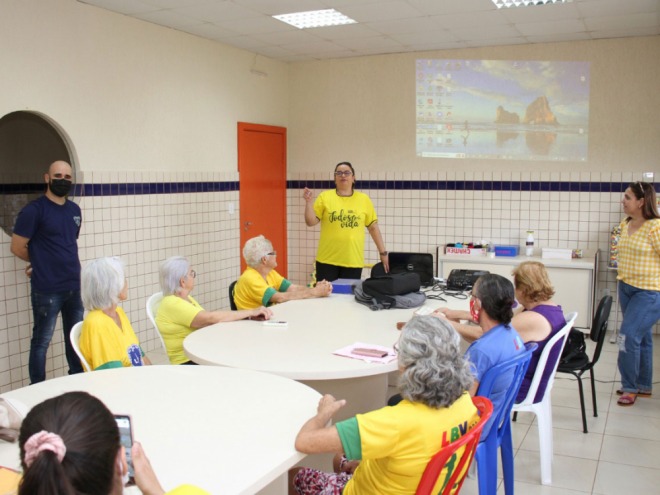 Grupo de idosas Vida Plena recebe palestra do CAPS