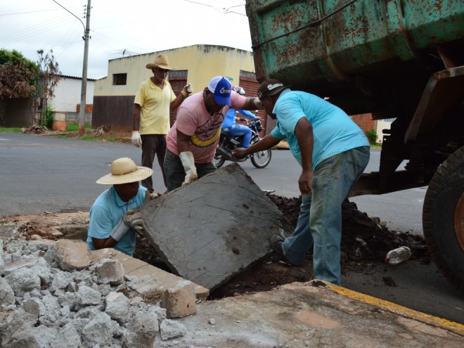 Prefeitura troca tampas de bueiros danificadas 