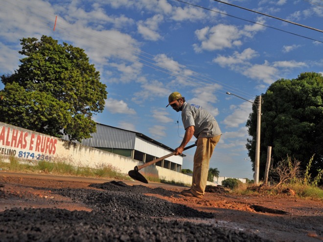 Prefeitura recupera rua nas proximidades da escola Manoel Garcia Leal