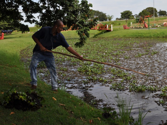 Prefeitura realiza limpeza no Espelho D��gua