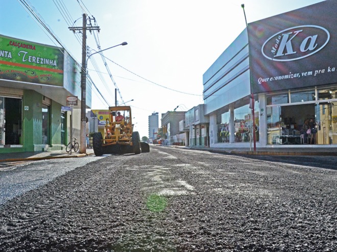 Rua Treze de Maio recebe recapeamento