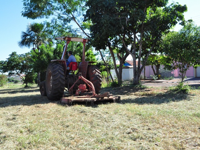 Terrenos s�o limpos no Ip� Branco