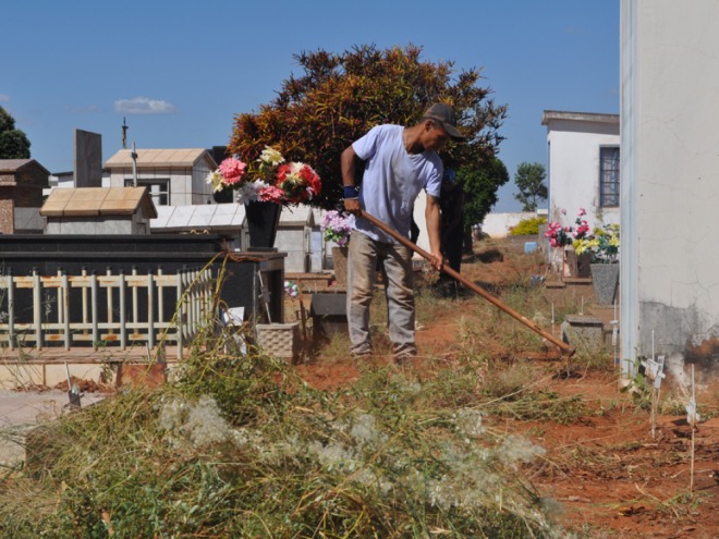 Limpeza no Cemit�rio Municipal continua