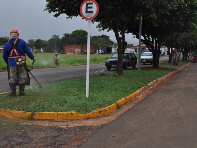 Avenida Tr�s Lagoas recebe servi�o de limpeza