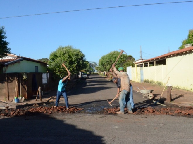 Valeta � constru�da na Cohab Santa Rita