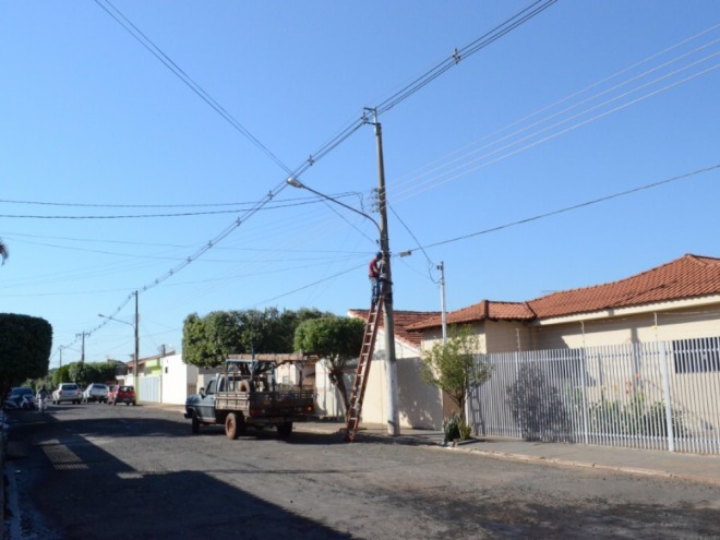 Rua Wladislau Garcia Gomes recebe reparos na ilumina��o