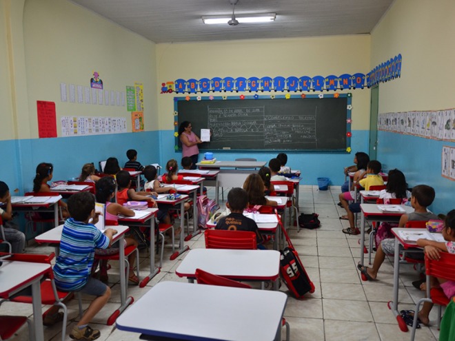 Lei complementar altera cargos de auxiliar de serviços educacionais Lei complementar altera cargos de auxiliar de serviços educacionais